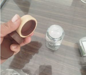 درب پلاستیکی استفاده شده درون درب چوبی
